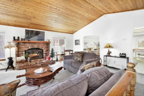 Divine Chateau Big Bear~ Hot Tub~ Walk to Lake~ Big Bear Lake